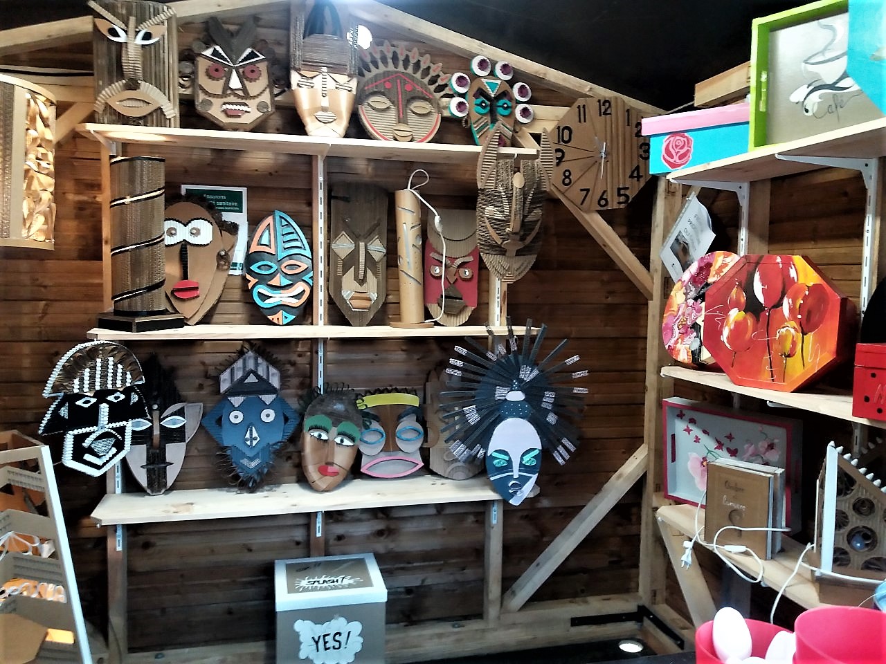 Lire la suite à propos de l’article Noël Magique & Écolo : Des Meubles en Carton 100% Sur-Mesure !