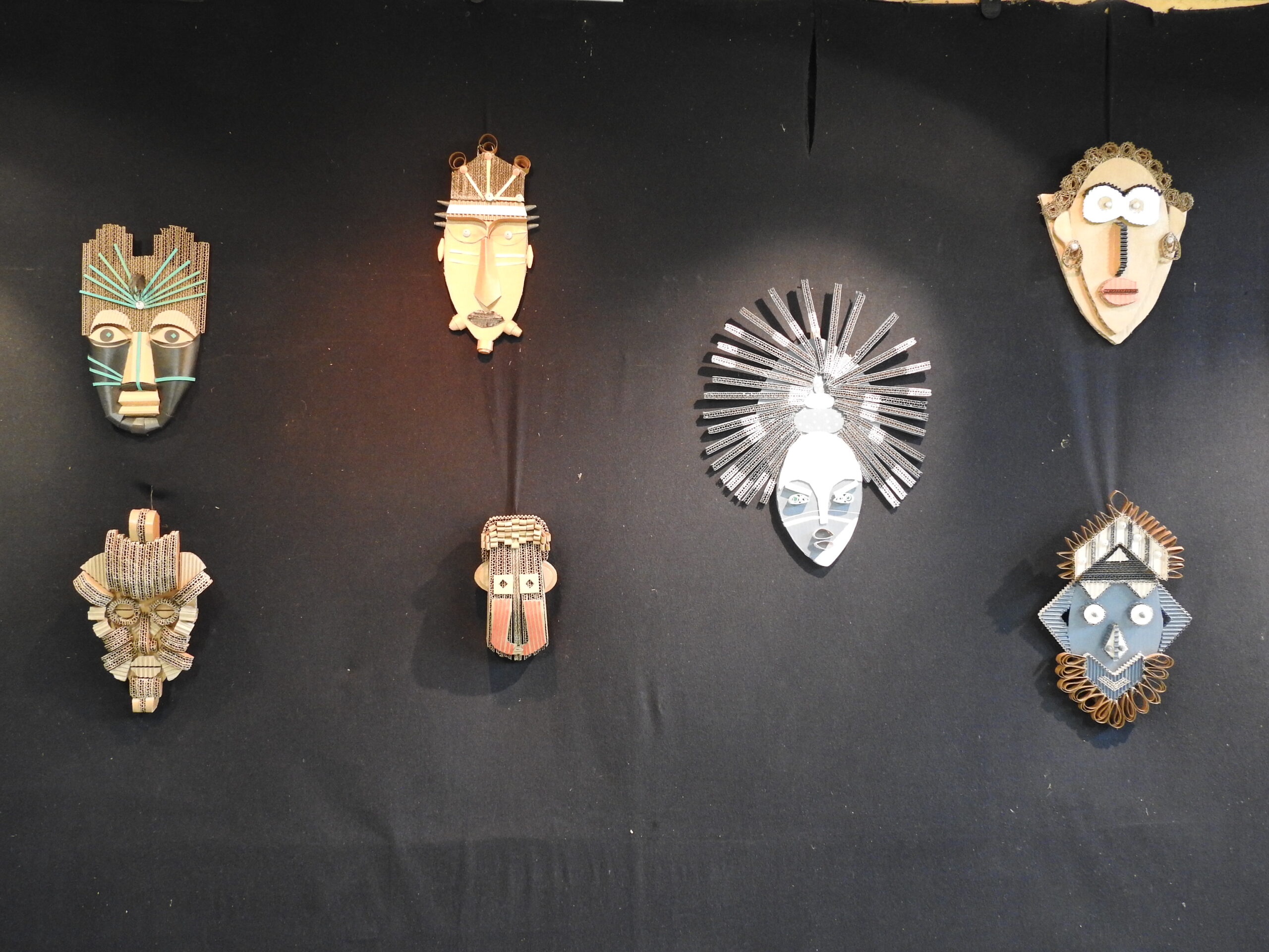 Lire la suite à propos de l’article Création et Emploi : Les meubles en carton de Poisson d’Avril à Clécy