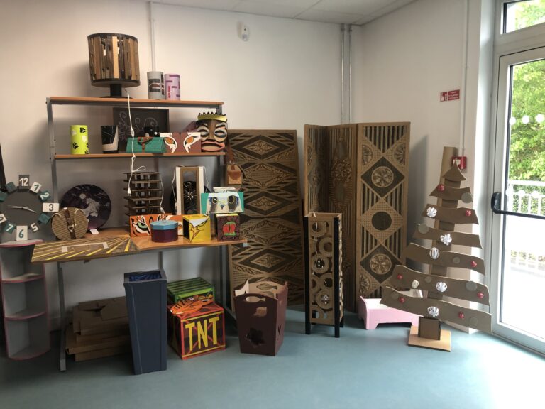 divers objets en cartons