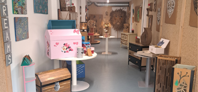 Exposition de créations en carton dans les locaux de l'Association Poisson d'Avril